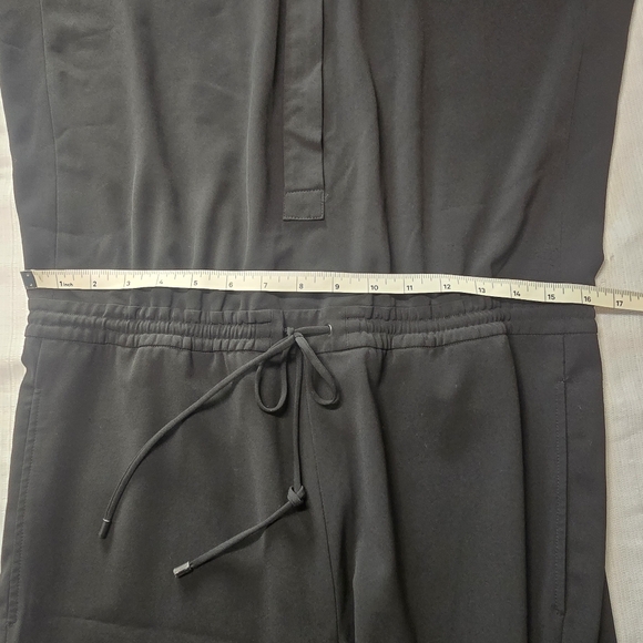 Vince Shortsleeve Black Jumpsuit Romper Size 8 Career Evening Mobwife Travel - Picture 11 of 12